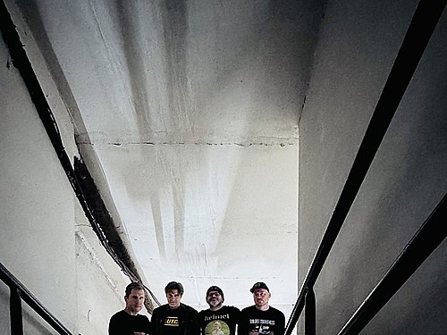 NEURO BATS – NEURO BATS je spojení slov „neuro“, jako neuroticismus, a „bats“, tedy netopýři. Prostě to dobře zní – a má to i trošku sebeironie, což je nám taky blízký.