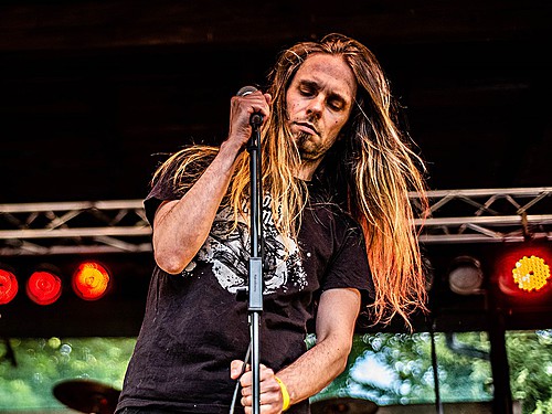 TÄMÄ SURU – Nezajímal mě svět, kde lidstvu hrozí zánik, ale svět dávno bez lidí, po nichž tu zůstaly už jen ruiny a odpad. Svět odmechanizovaný a odracionalizovaný, do kterého se vrátili bohové, magie a tajemno.