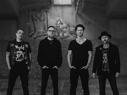 TRNY & ŽILETKY – Písně jsou přívětivější po posluchače, ale i tak si vyžadují pozorný poslech, abys odkryl všechny vrstvy, které obsahují.