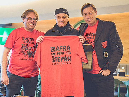 SVĚTEC Z PEKLA – Petr Štěpán vzal velkoryse na vědomí, že některé scény, které se mu nelíbí, nebo by byl nejradši, „aby filmařům ve střižně spadly takzvaně pod stůl“, jak řekl na premiéře prvního dílu v Jihlavě, ho až ikonicky charakterizují.