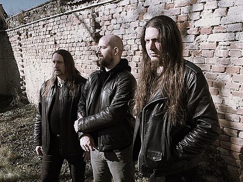 YM – Tím, že jsme od založení kapely chtěli jít psychedelicko-metalovým směrem, tak jsme se rozhodli dát v tomto ohledu ještě větší prostor synťákům.